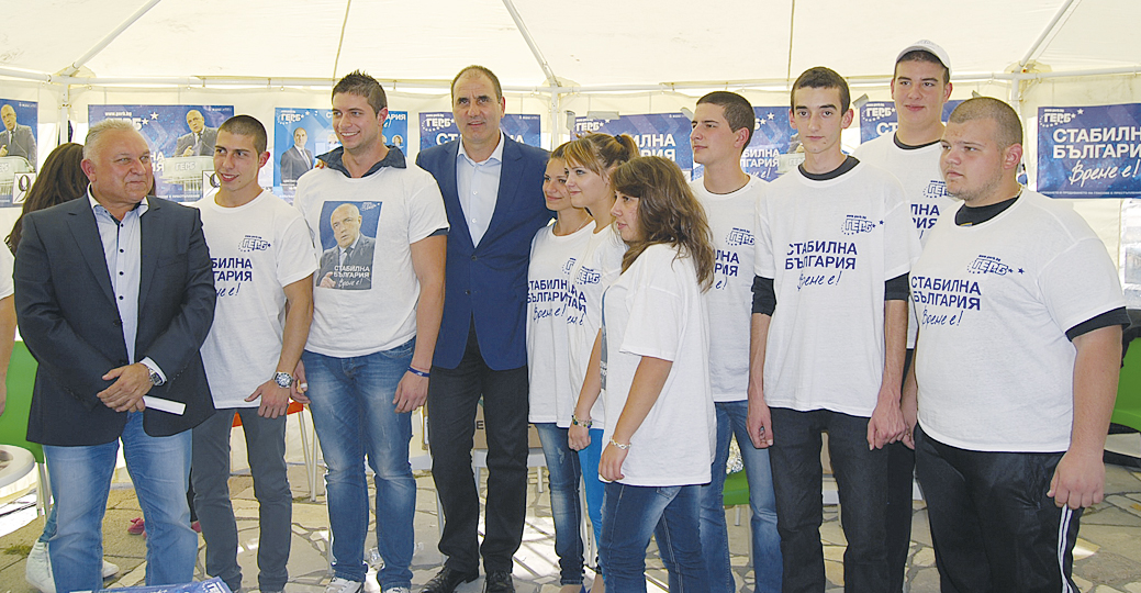 Стотици хора посрещнаха Цветан Цветанов в Г. Оряховица.