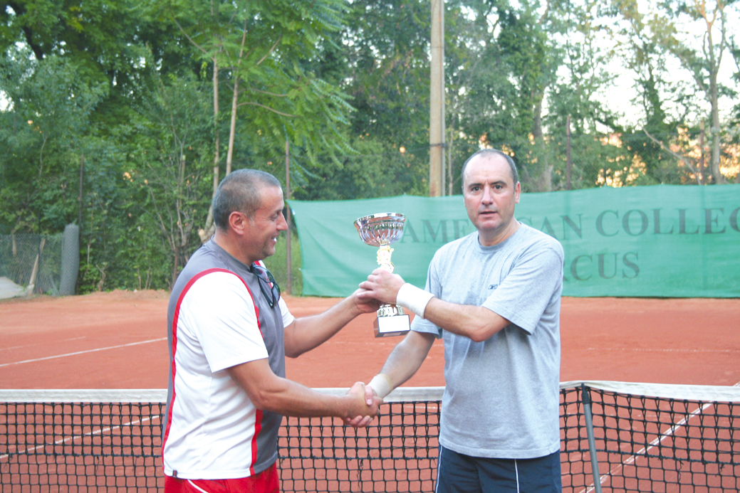 Миналогодишният победител Емил Могилков връчва Купата на Пламен Цанов.