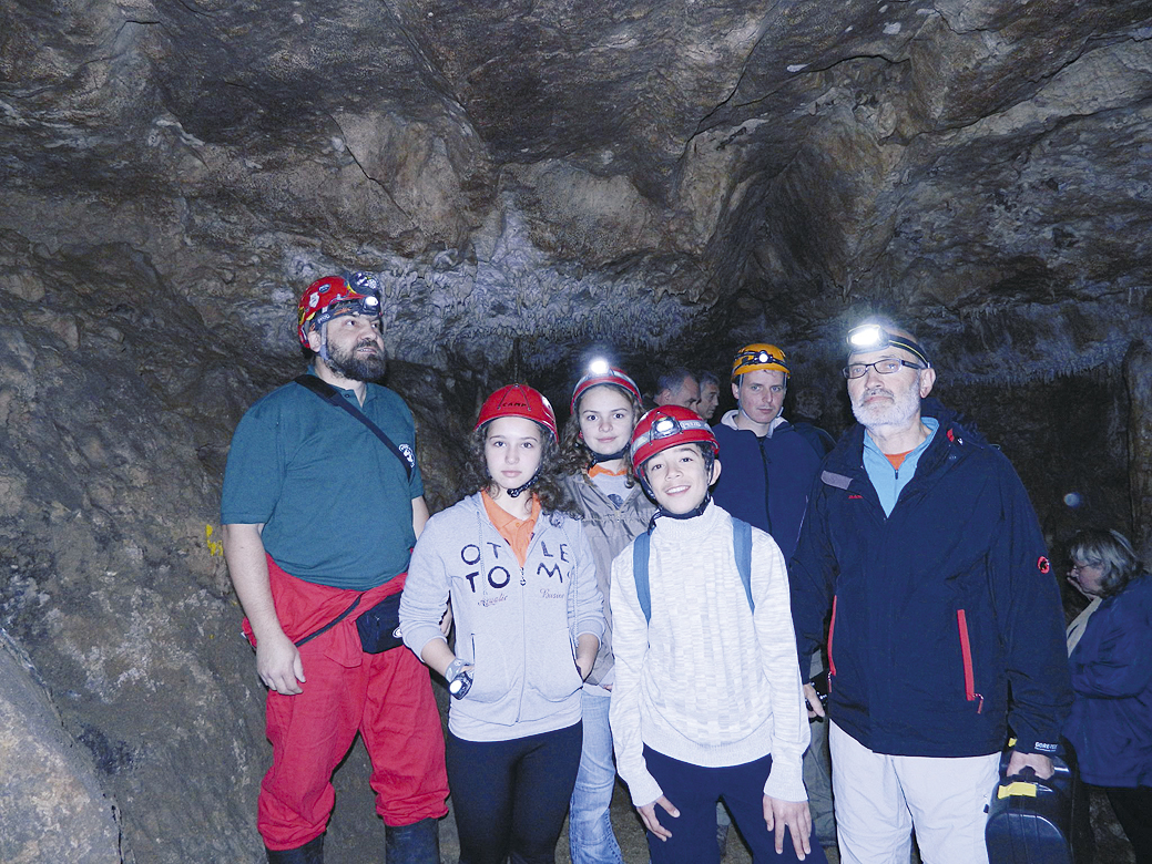 Ученическият клуб се събира редовно и през почивните дни, за да провежда занимания на терен. Досега са проучвали Мусинската пещера, Беляковското плато и пещерите в местността Конски дол.