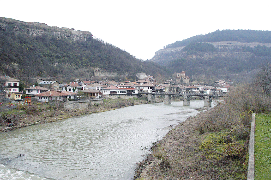 Жителите на Асенова махала не са доволни от почистването на реката, при всеки дъжд те тичат, за да се евакуират.
