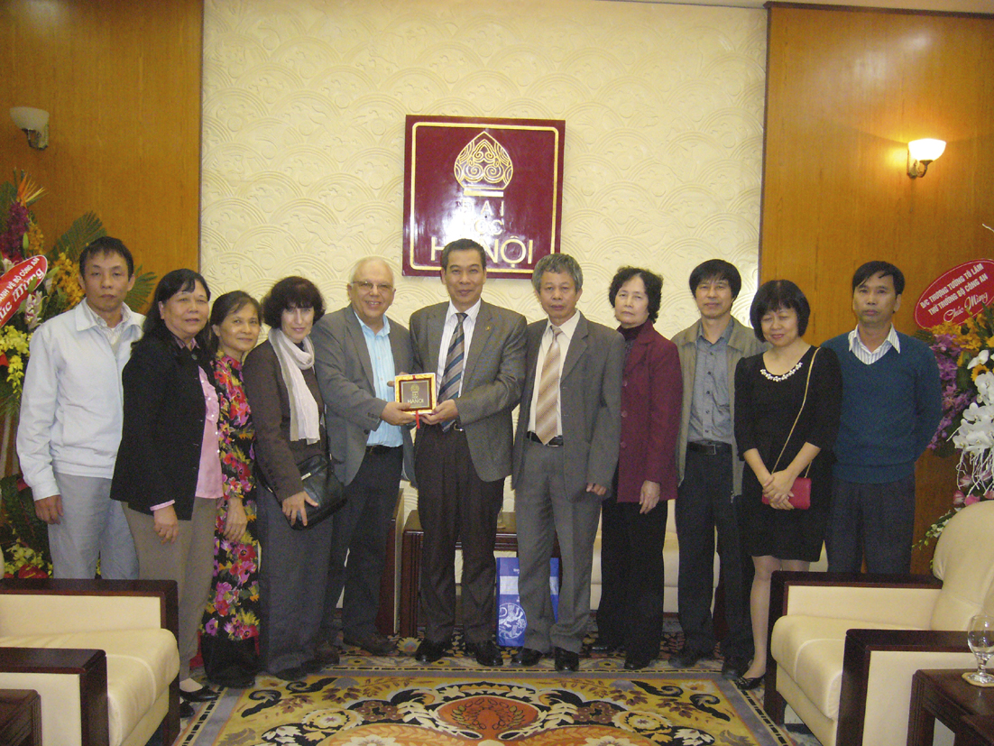 Бивши възпитаници изненадаха   проф. Стоян Буров с вълнуващо   пътешествие до далечен Виетнам