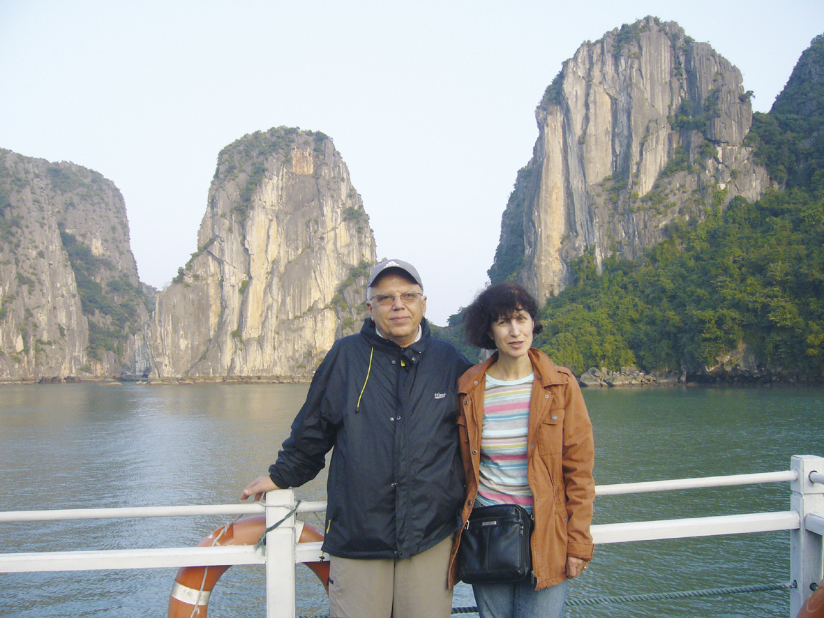 Бивши възпитаници изненадаха   проф. Стоян Буров с вълнуващо   пътешествие до далечен Виетнам