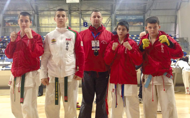 Сенсей Самир Мутишев с възпитаниците си от “Катана” в Арена “Самоков”