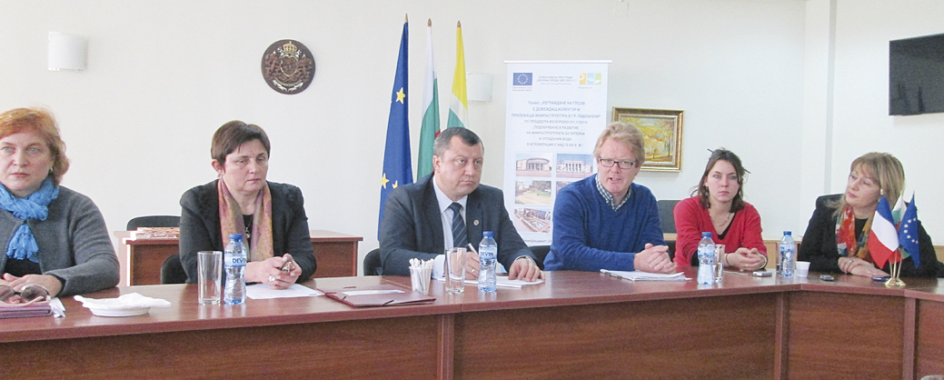 Французи обучават млади хора от Павликени как да оживят древното керамично изкуство