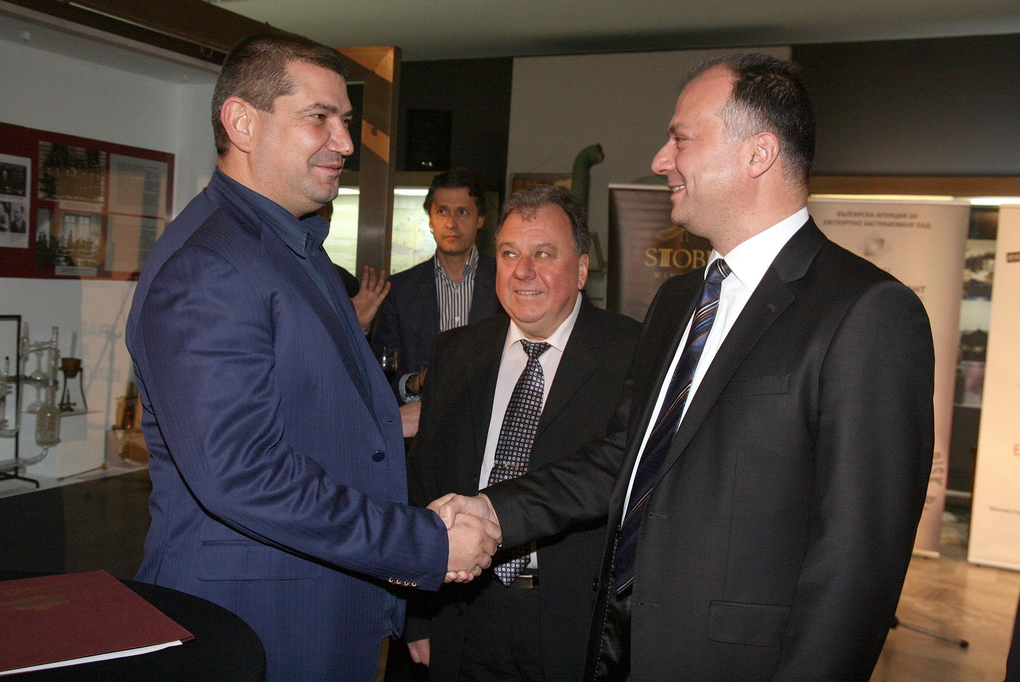 Собственикът на "Чех 99" Йосиф Новосад (в ляво) със заместник-министъра на икономиката Любен Петров на церемонията по награждаването.