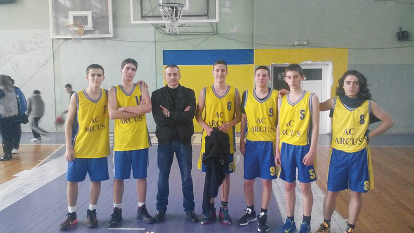 Треньорът Николай Борисов с възпитаниците си от Американски колеж “Аркус”.