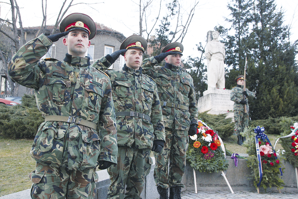 Тържествената церемония се състоя пред паметника на Апостола на българската свобода в центъра на Велико Търново.
