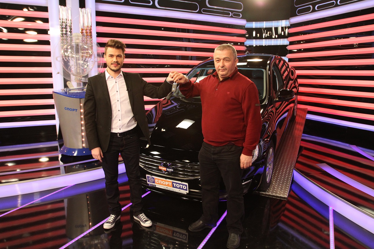 Водещият Цветан Николов връчва ключовете от Volvo S60 на късметлията Петър Йорданов