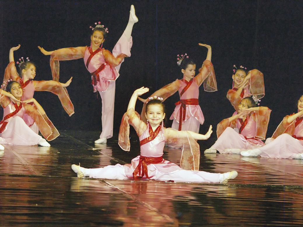 Общество | Децата от Виргиния балет спечелиха 51 златни  медала, ще танцуват на световния конкурс