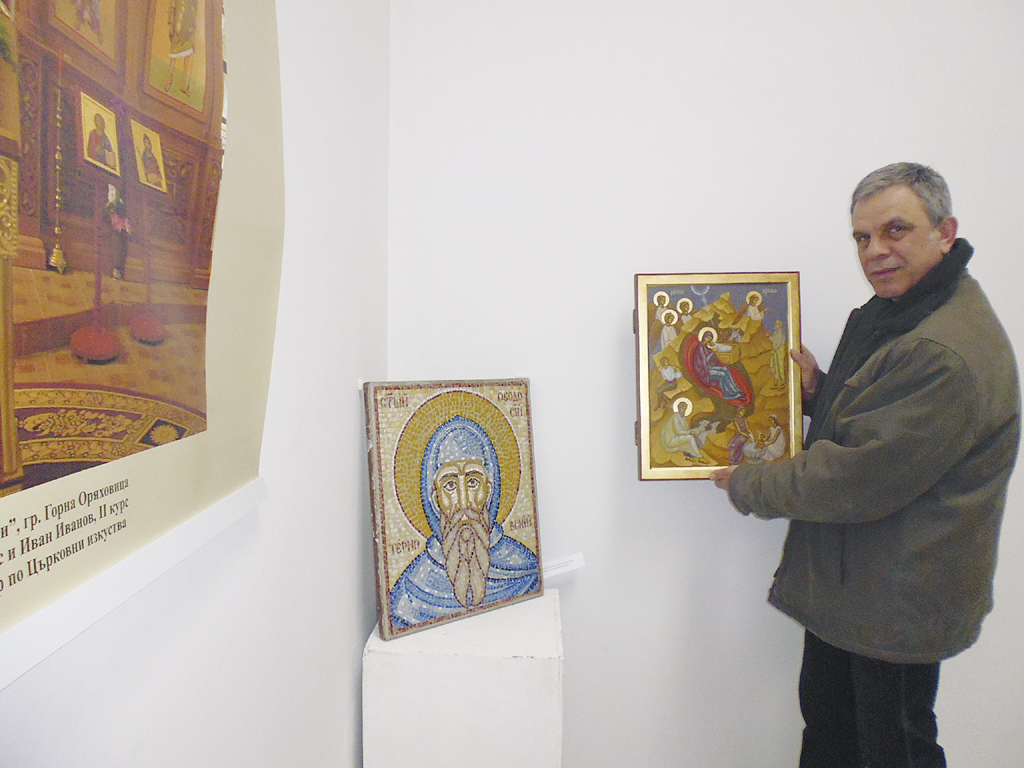 Общество | Студентите по църковни изкуства посветиха изложба на В. Търново