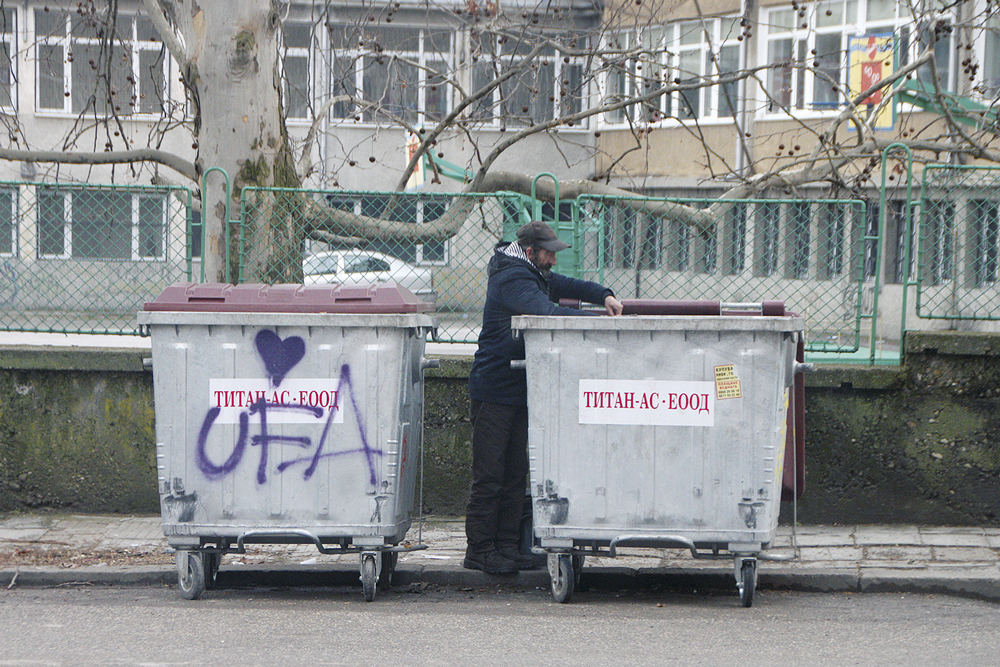 Пари и власт | Прекратяването на концесията с боклука прилича на игра за пред НАП