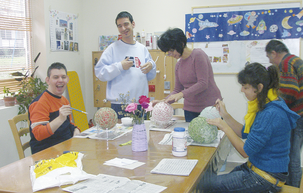 Общество | В дневен център майки и техните големи деца с увреждания се чувстват  щастливи, уважавани и разбирани