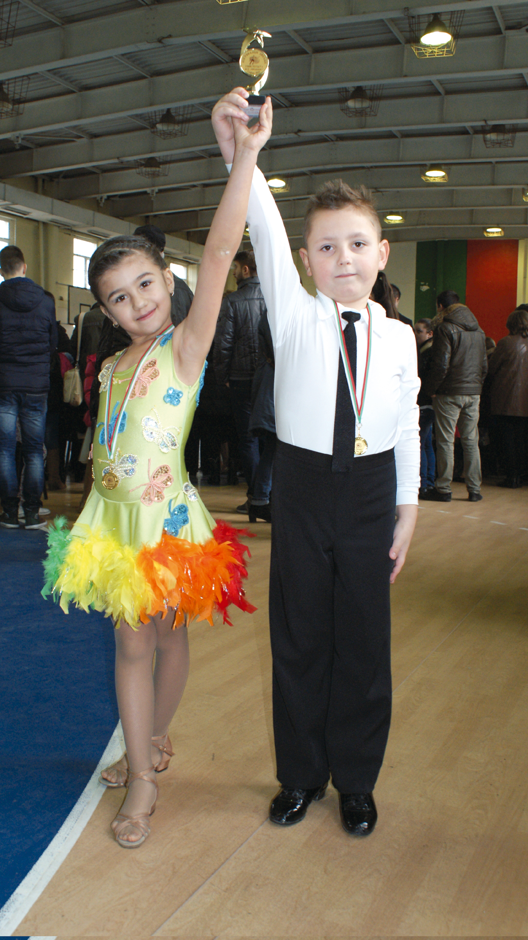 Спорт | Медали и купи за “Ксани денс” от турнира “Изгряващи звезди-2015”