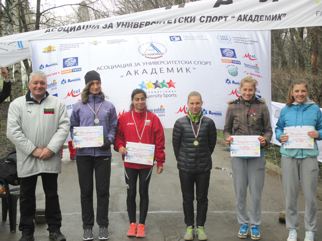 Маринела Нинева (трета отляво надясно) спечели златен медал на крос.