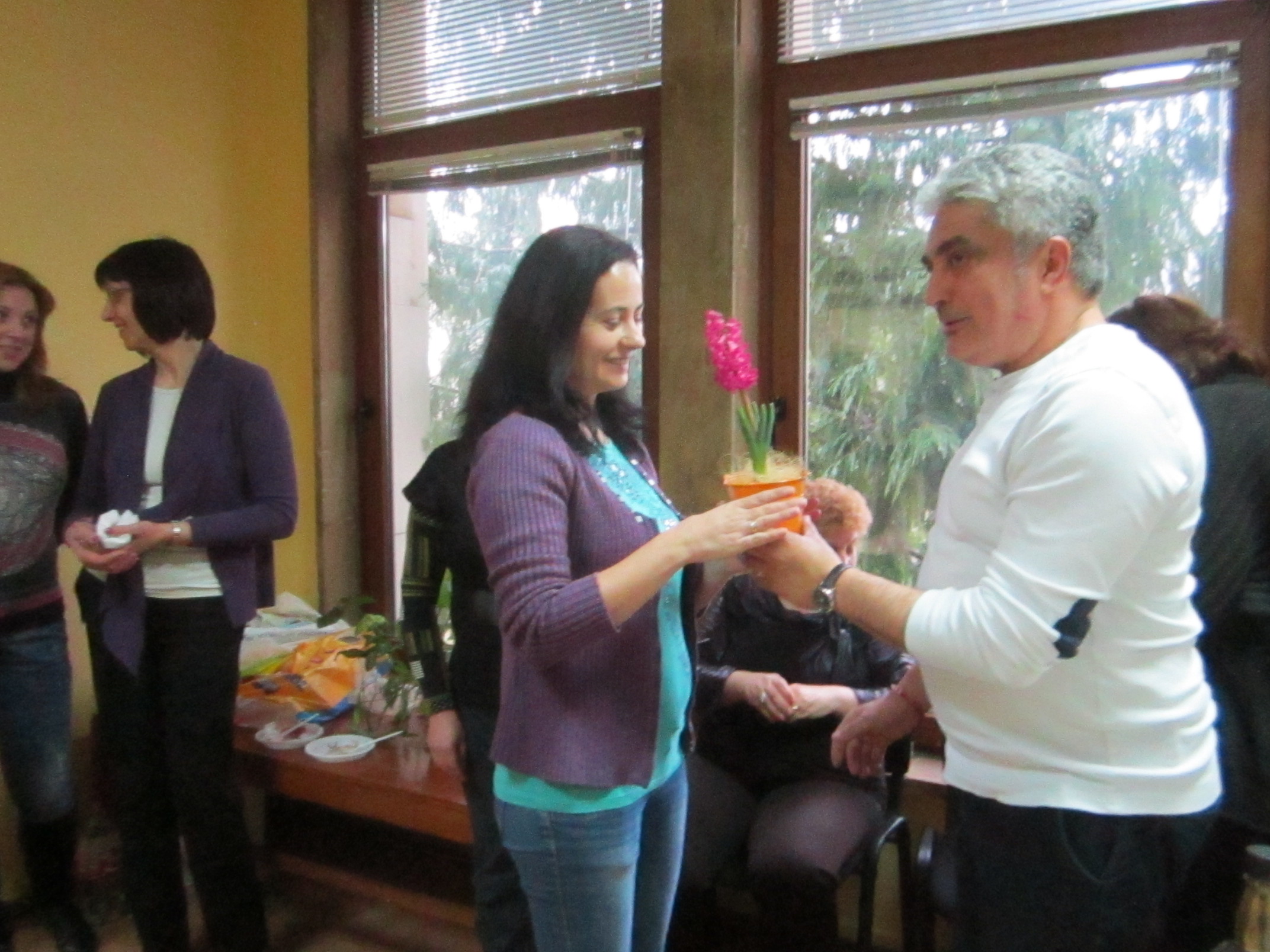 Горещи новини | Данъчните инспекторки показаха, че са  умели гобленарки, кулинарки и приложнички