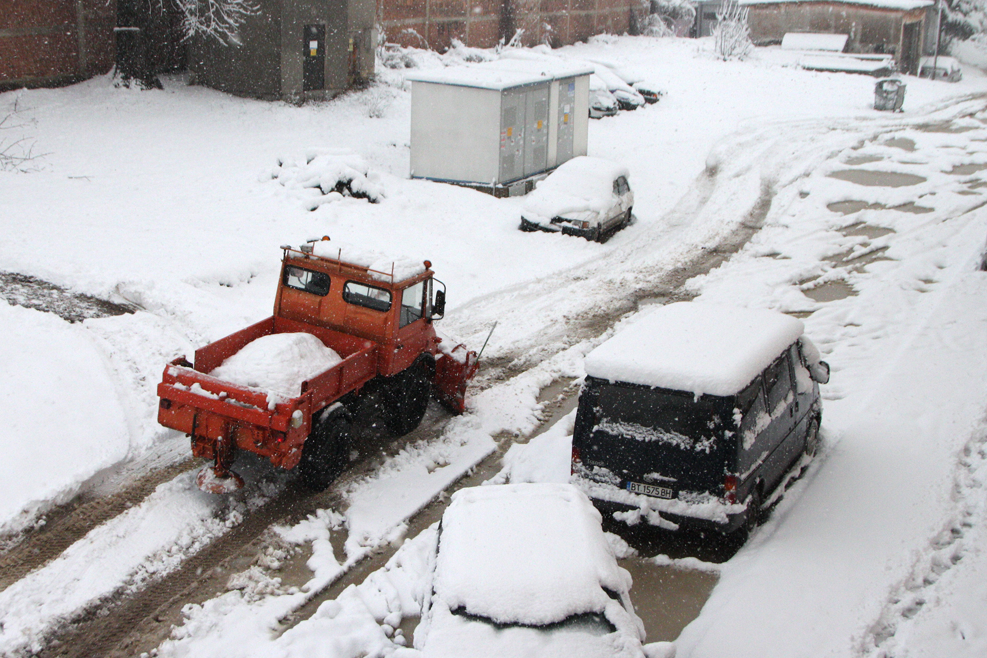 Мартенският сняг създаде проблеми, прекъсна електричеството на много села, събори дървета.