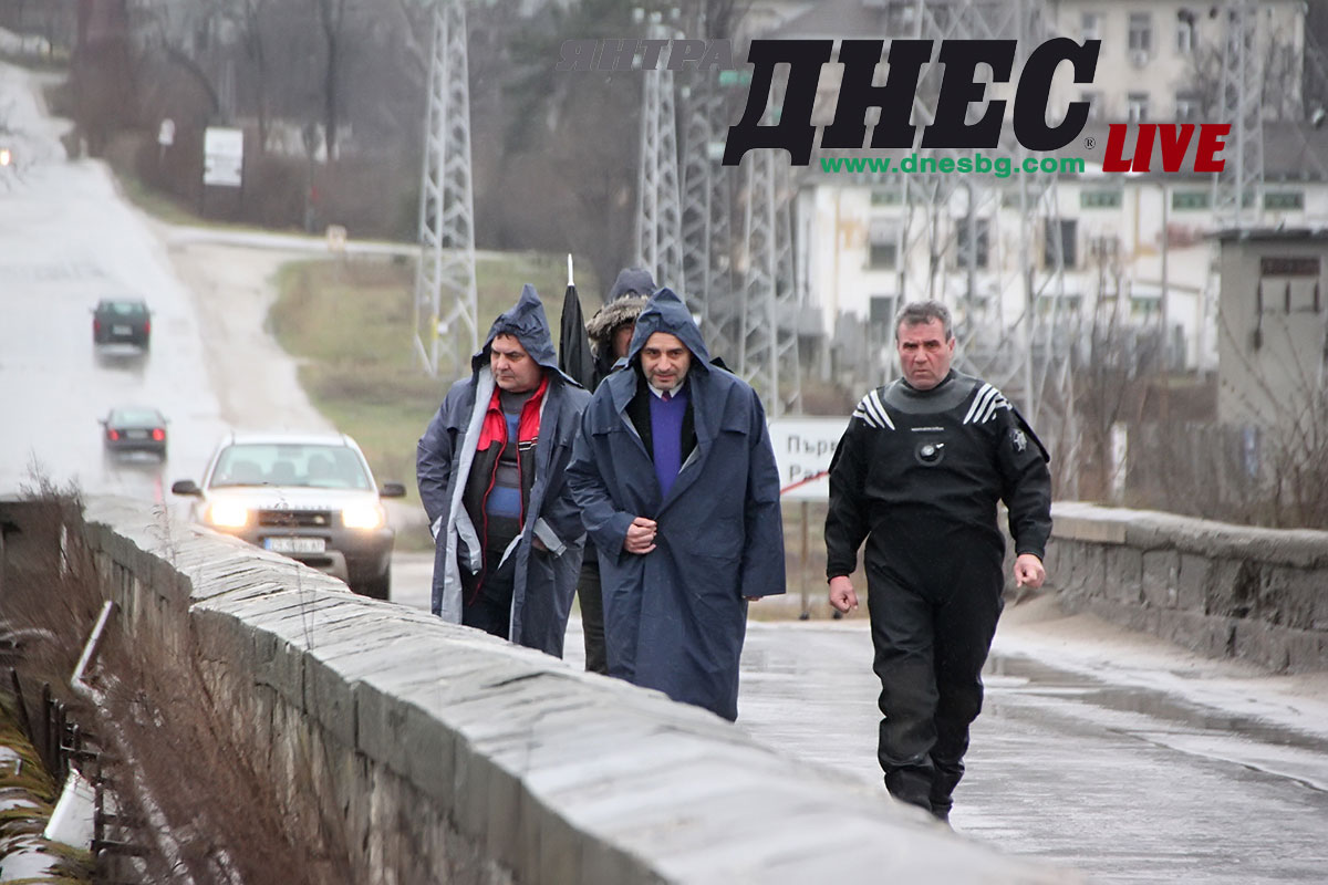 Директорът на ОДМВР Илиян Личев лично инспектира претърсването за улики край моста в с. Първомайци.