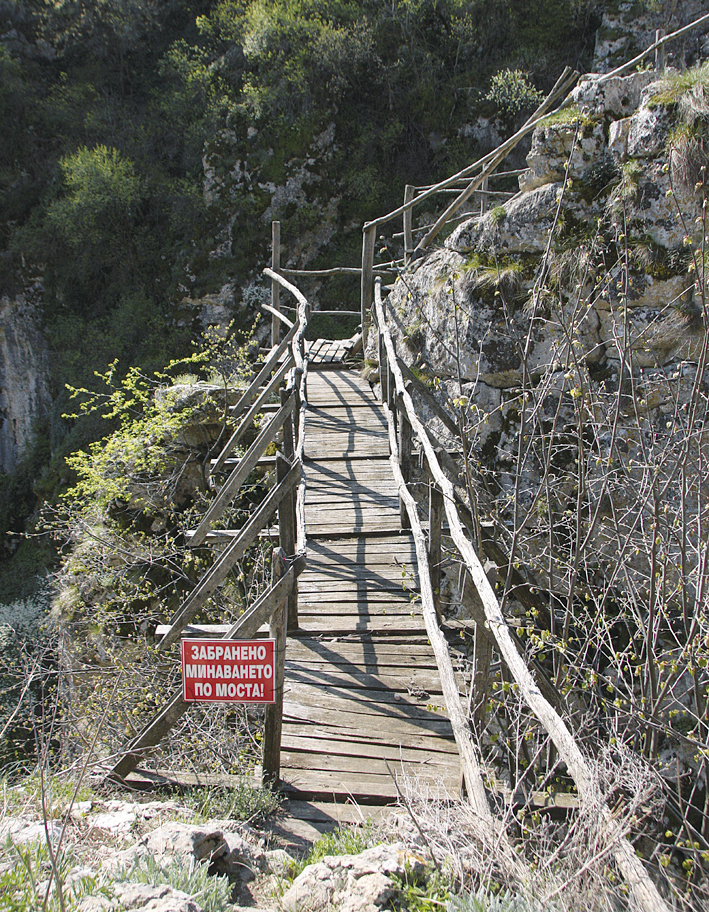 Горещи новини | Разрушени мостове и стълби застрашават  живота на туристите по Еменската пътека