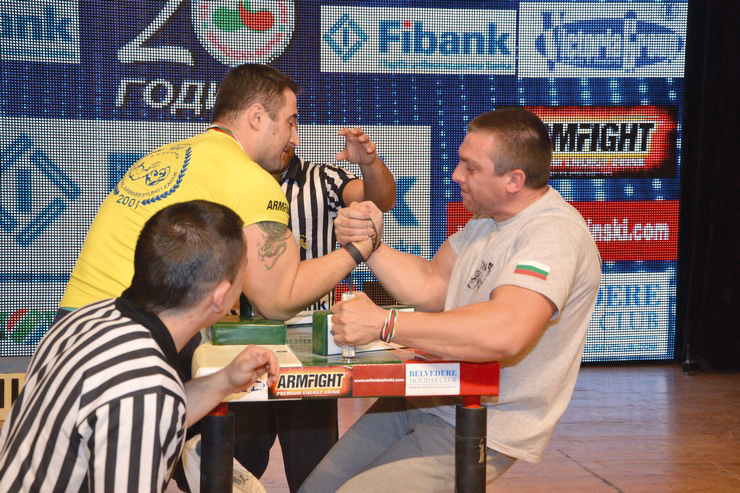 Стоян Големанов (вдясно) стана шампион в категория до 90 кг с дясна ръка.
