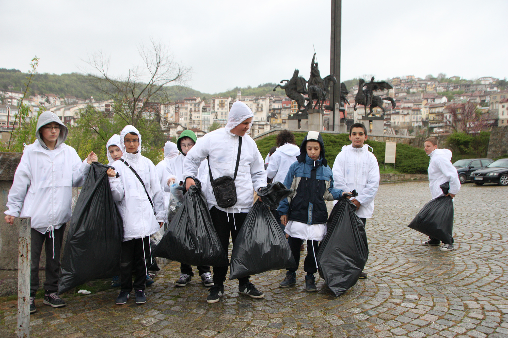 Събраха 15 чувала с отпадъци край Асеневци