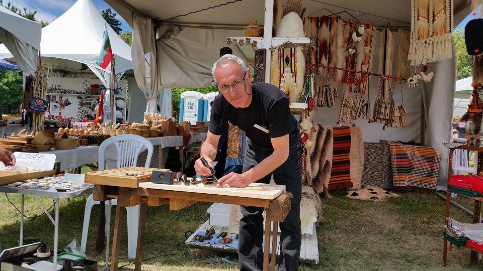 Ивелина Шалаверова от Елена с първа награда за рисунка от събора на овцевъдите край Петропавловския манастир