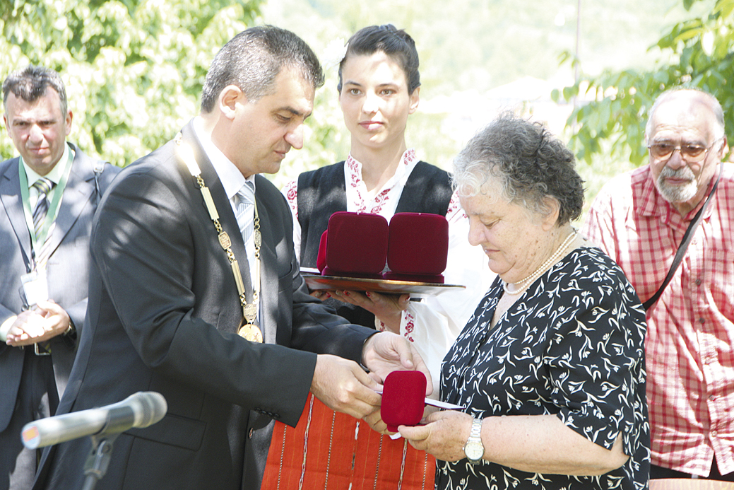 Кметът Дилян Млъзев връчи отличието на д-р Илиева.