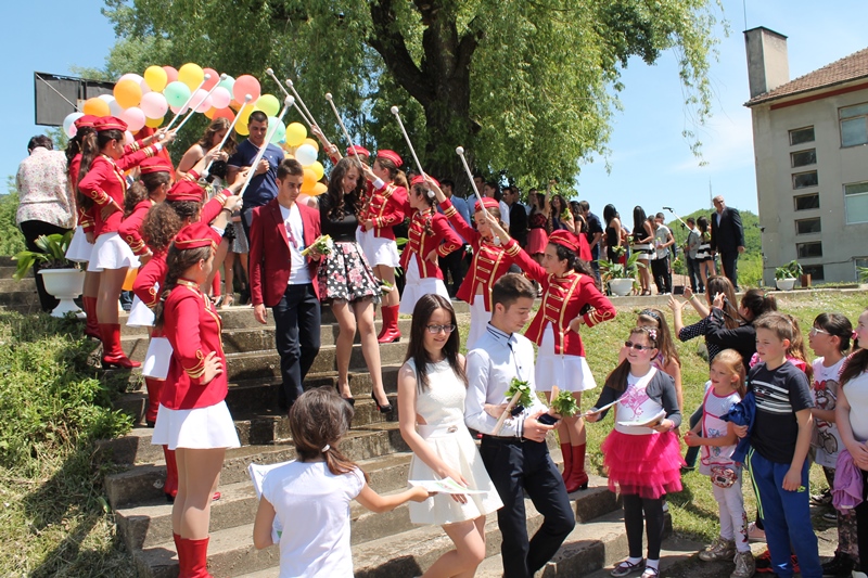 В Елена изпратиха абитуриентите от СОУ „Иван Момчилов“