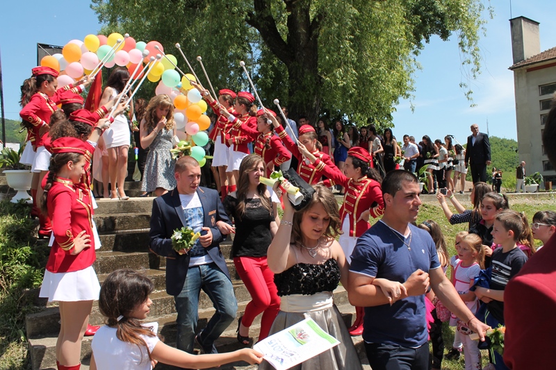 В Елена изпратиха абитуриентите от СОУ „Иван Момчилов“