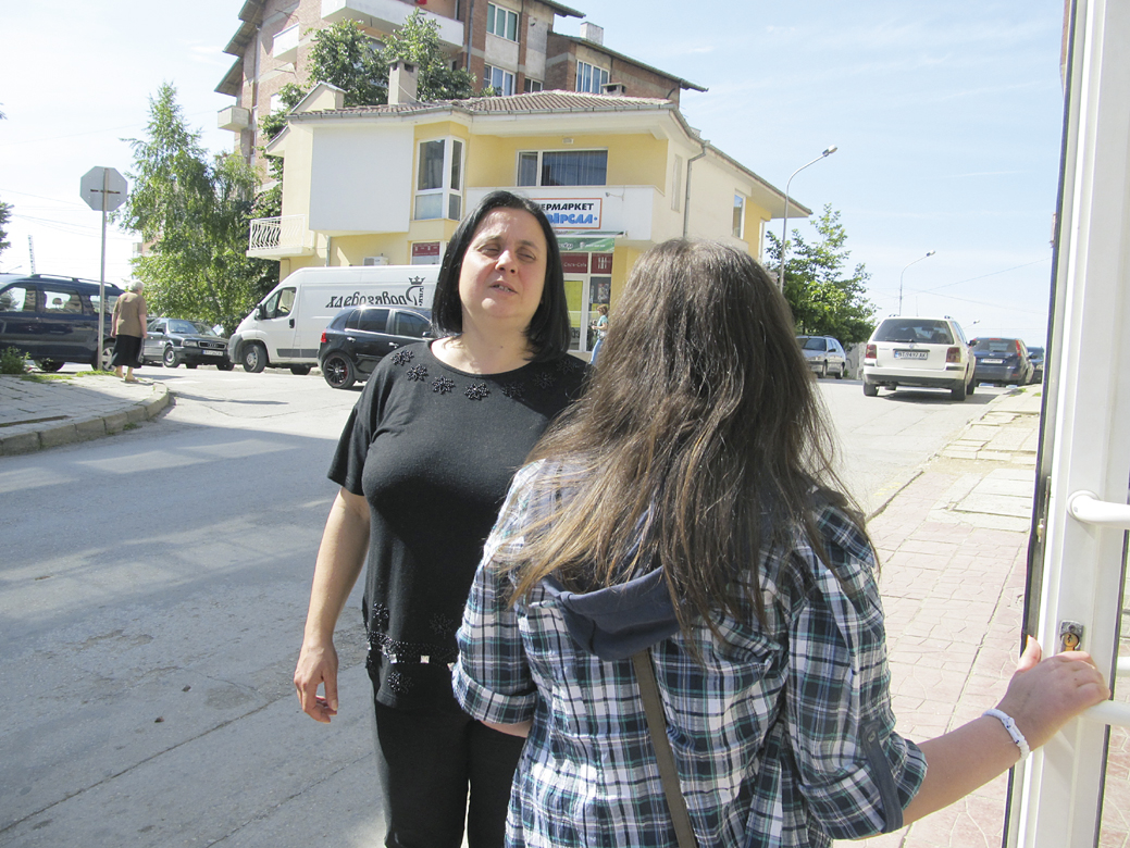 Лили (с гръб) и майка ѝ Анна Медарова се надяват на медицинско чудо и добрината на хората.