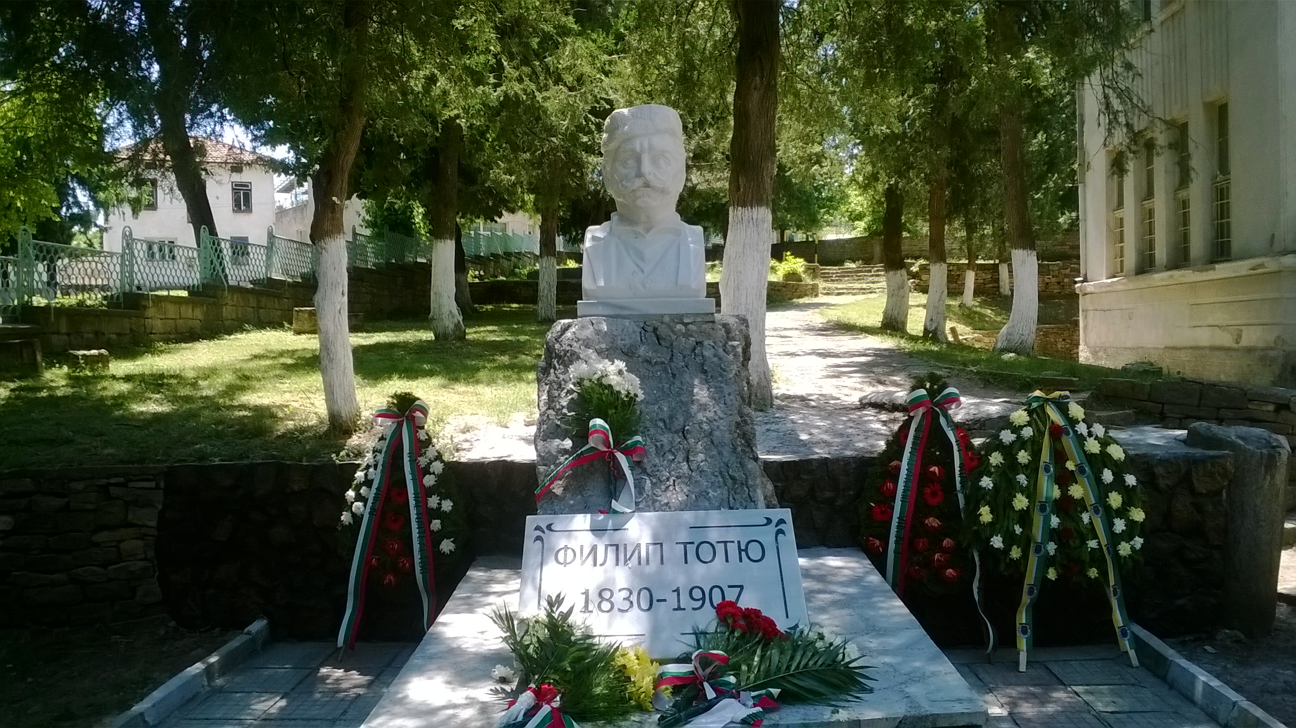 Горещи новини | Паметник на Филип Тотю  откриха във Върбовка