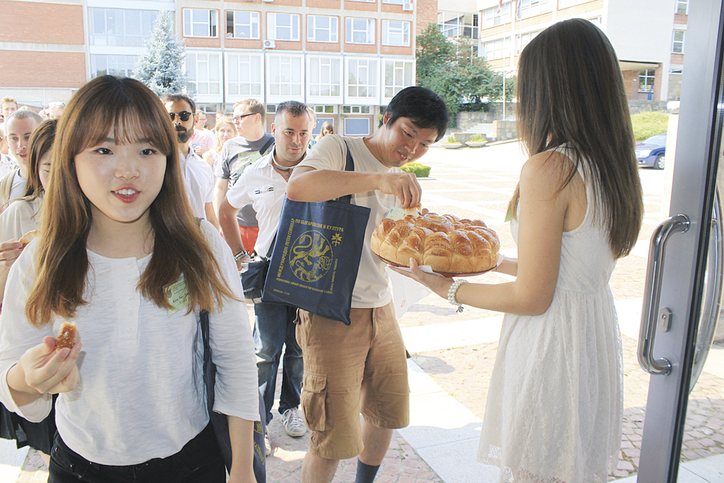 Общество | Вицепрезидентът открива летния  семинар по българистика