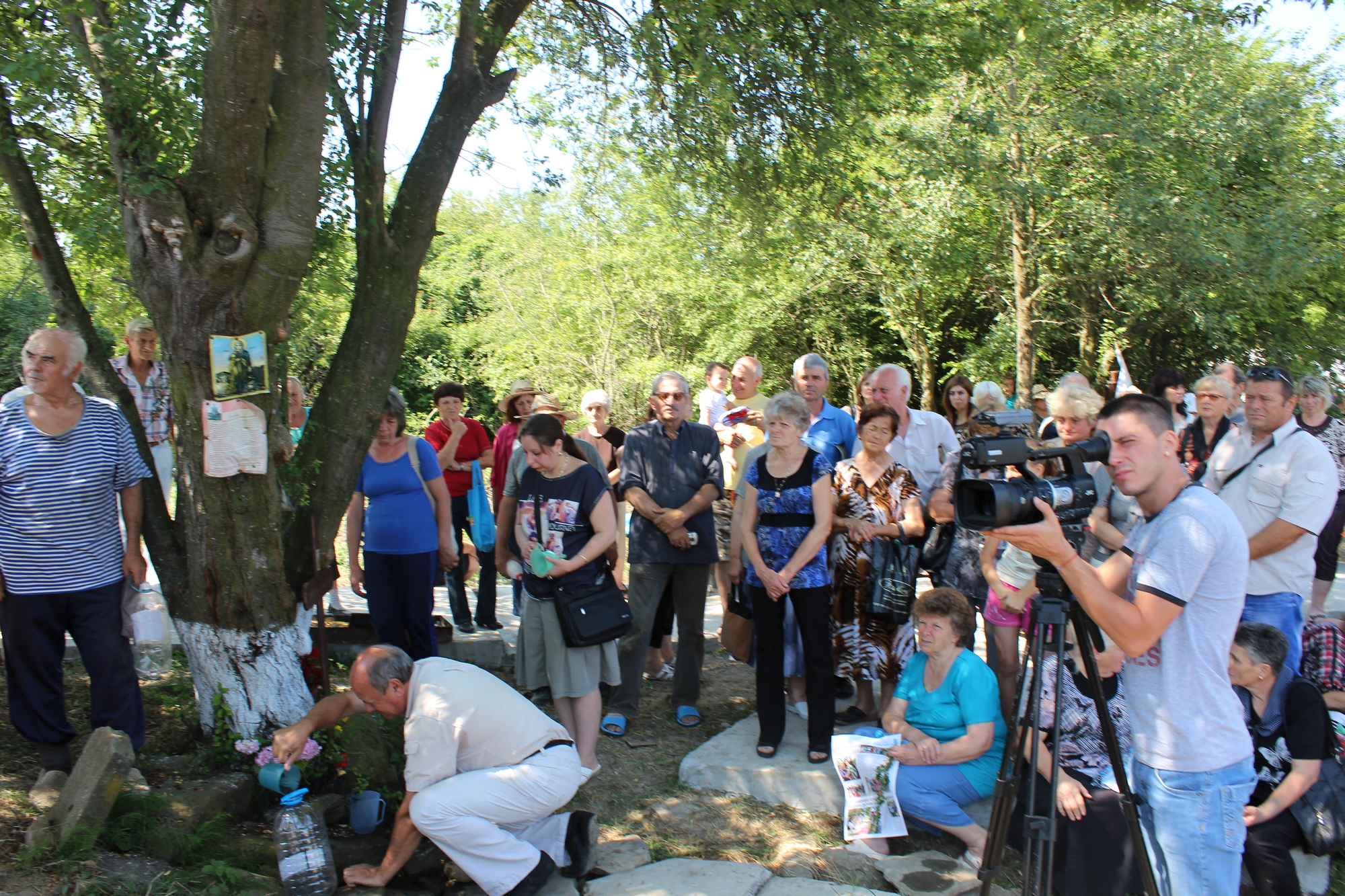 Горещи новини | Десетки вярващи се събраха край  аязмото “Света Марина” в Стражишко