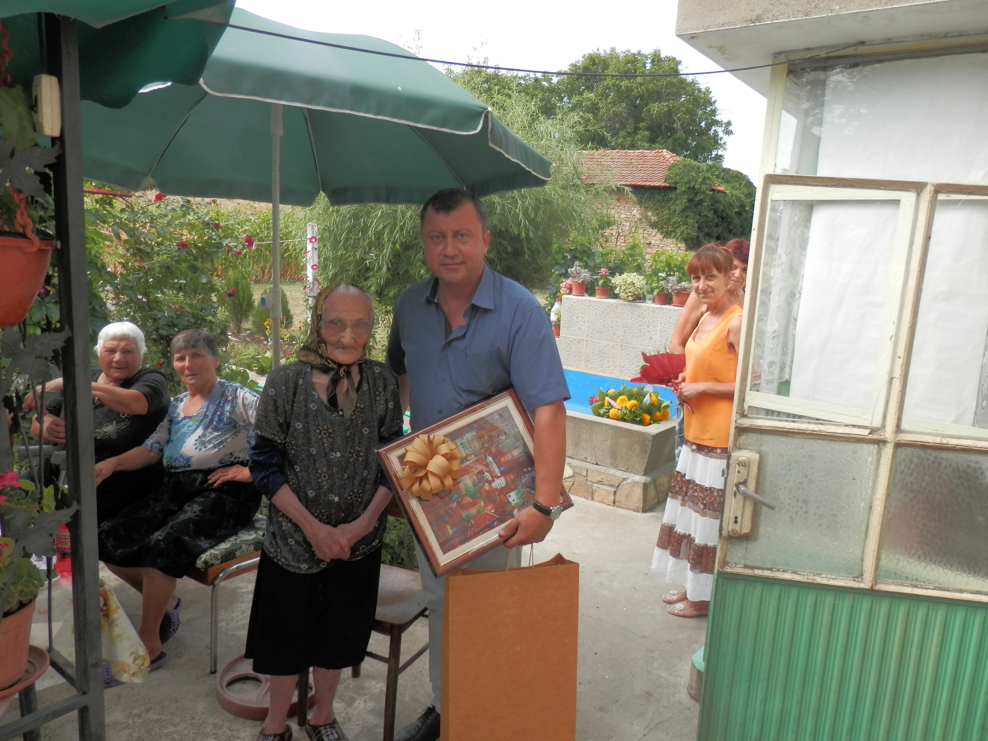 Горещи новини | Кметът на Павликени поздрави  100-годишна жена в с.Долна Липница