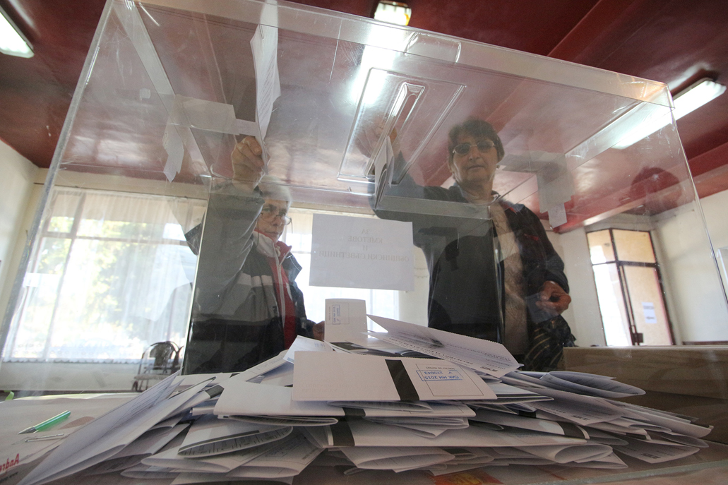 Пари и власт | Според eкзит пол Даниел Панов  печели на първи тур във В. Търново