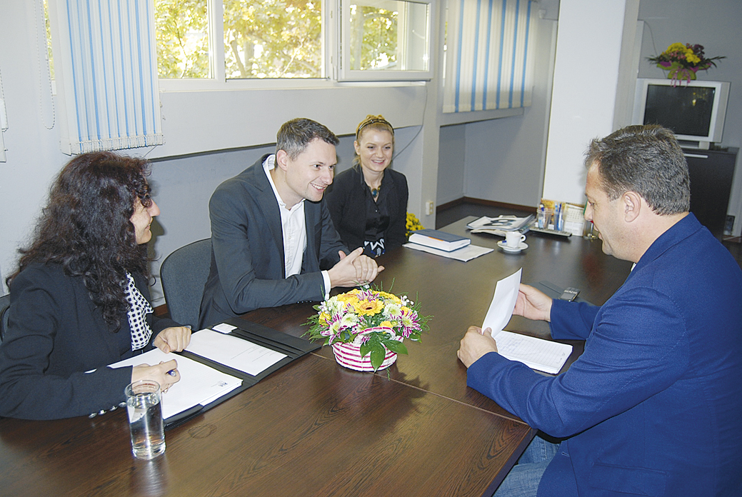 Пари и власт | Даниел Панов се срещна с представители на  британското посолство