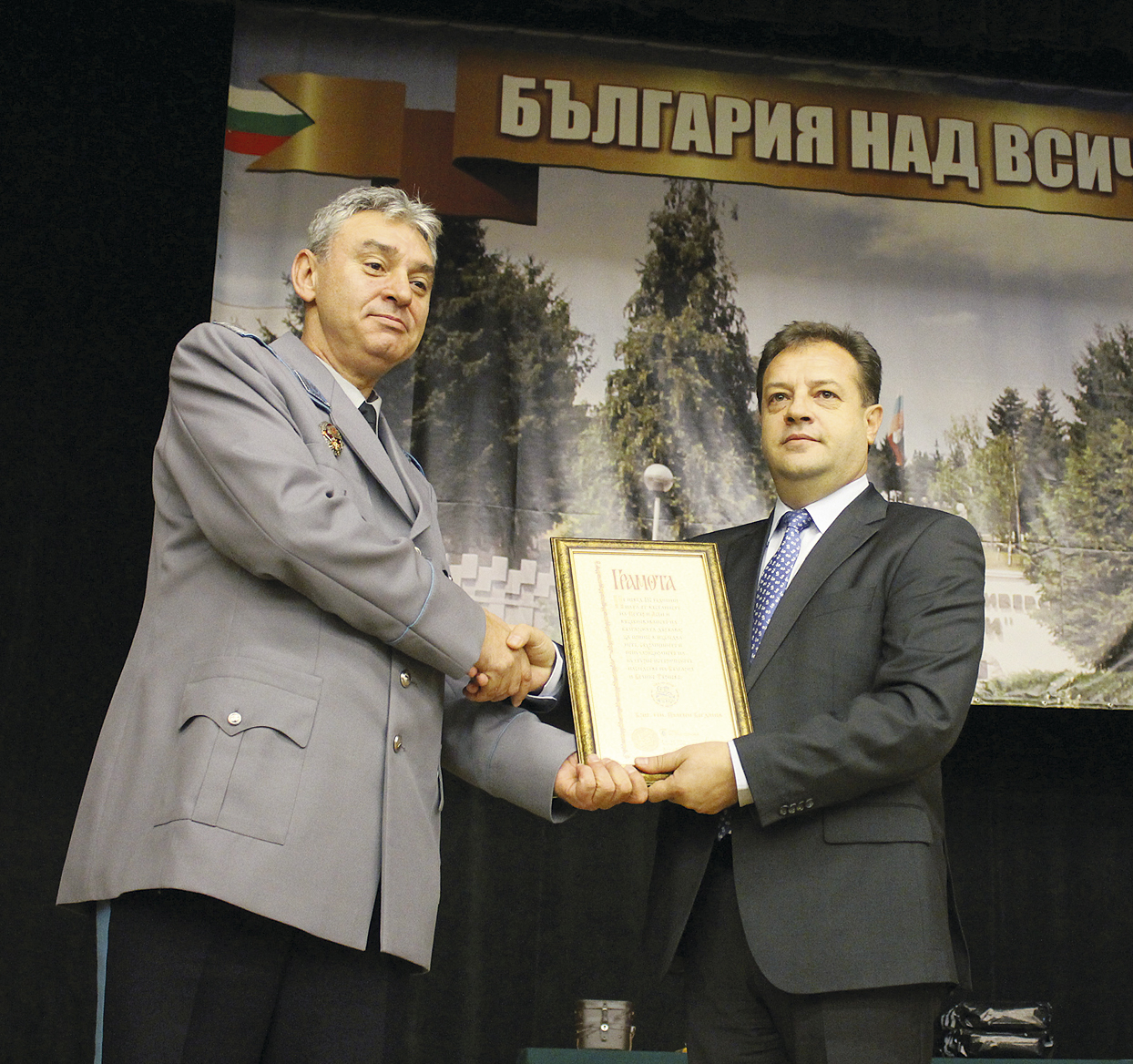 Общество | На празника на НВУ наградиха  изявени студенти и курсанти