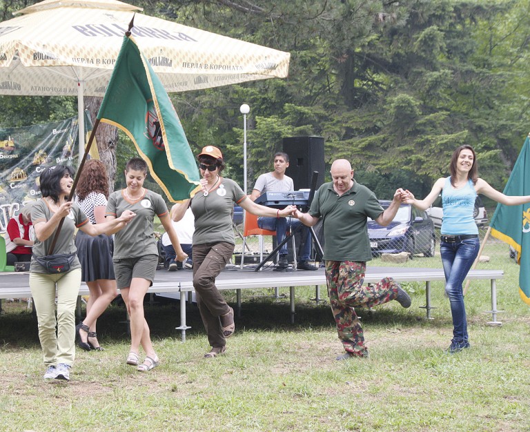 Съвременна Артемида  ловува в село Дединци