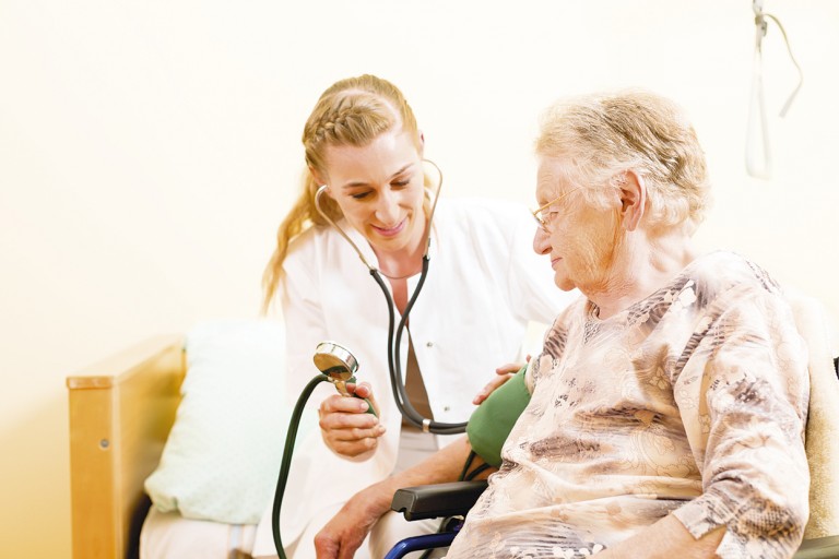 Здраве | От догодина ни лекуват по основен  и допълнителен здравен пакет