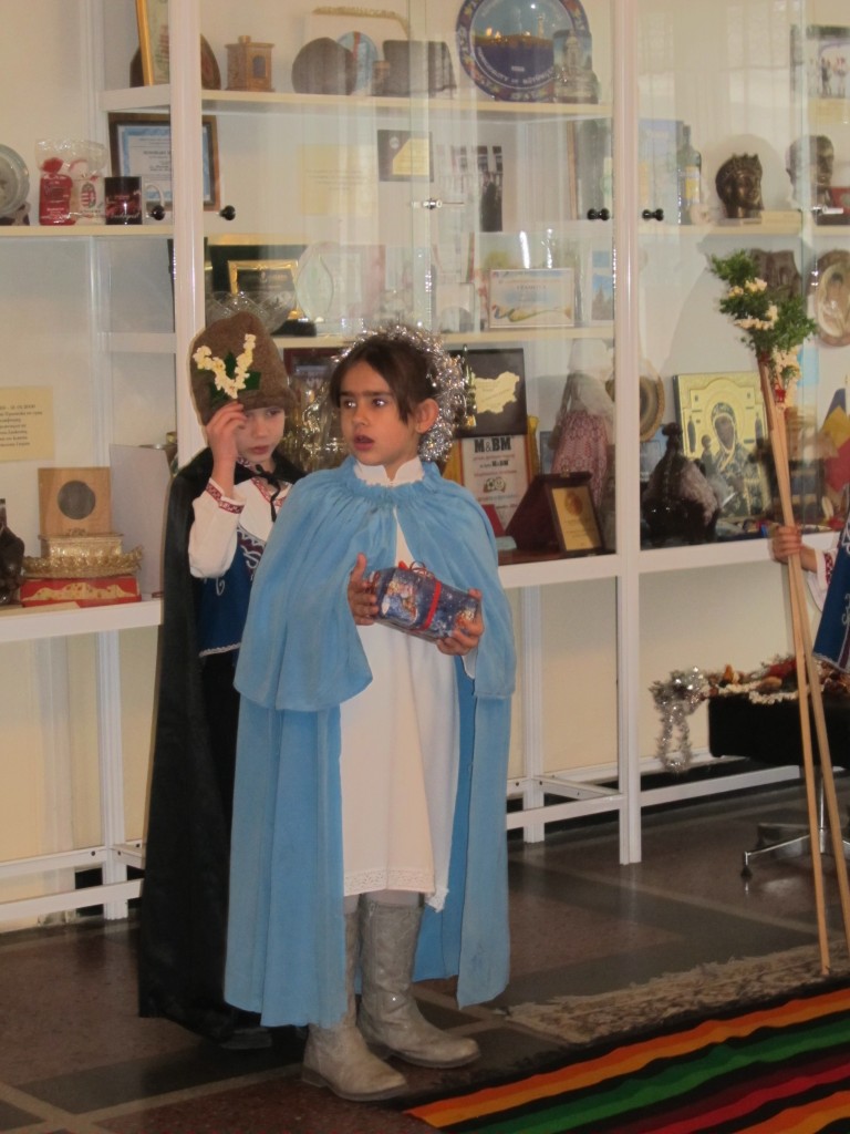 Дечица коледуваха при кмета на Лясковец и администрацията