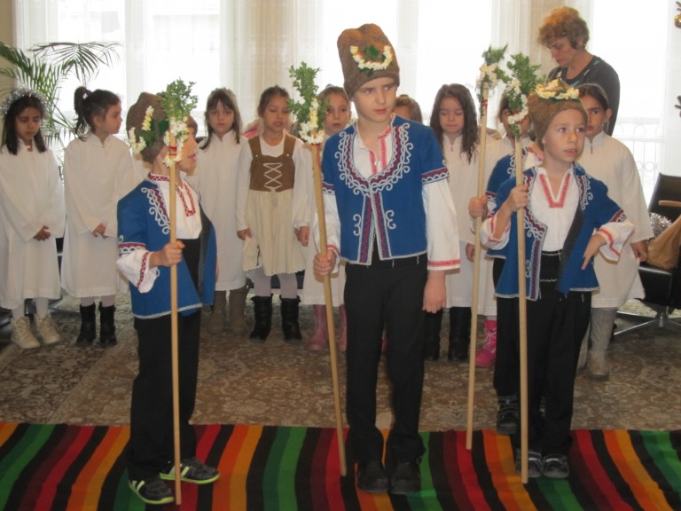 Дечица коледуваха при кмета на Лясковец и администрацията