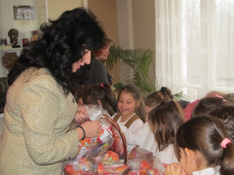 Дечица коледуваха при кмета на Лясковец и администрацията