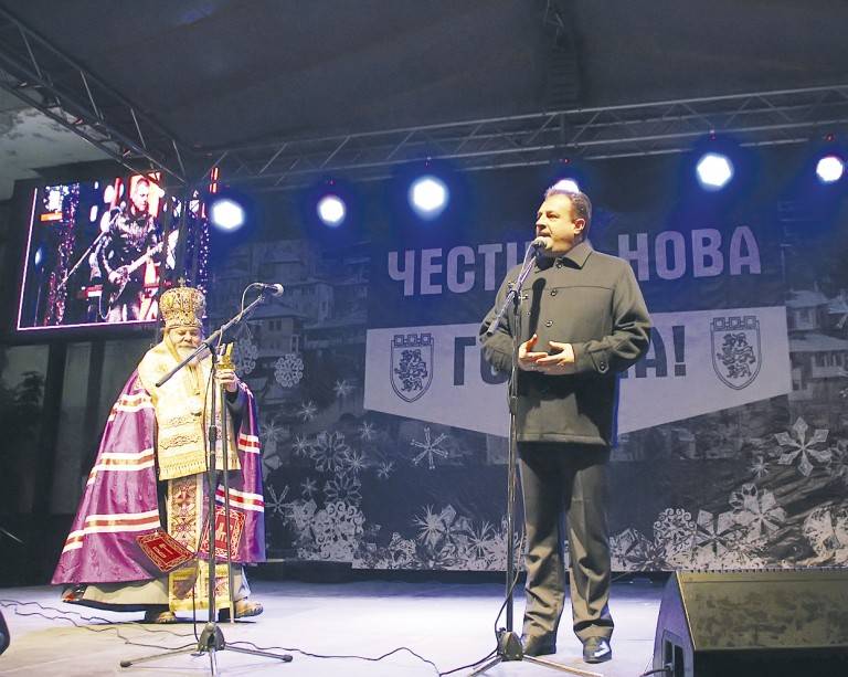 Горещи новини | Над 3000 души посрещнаха  на открито Нова година  във Велико Търново