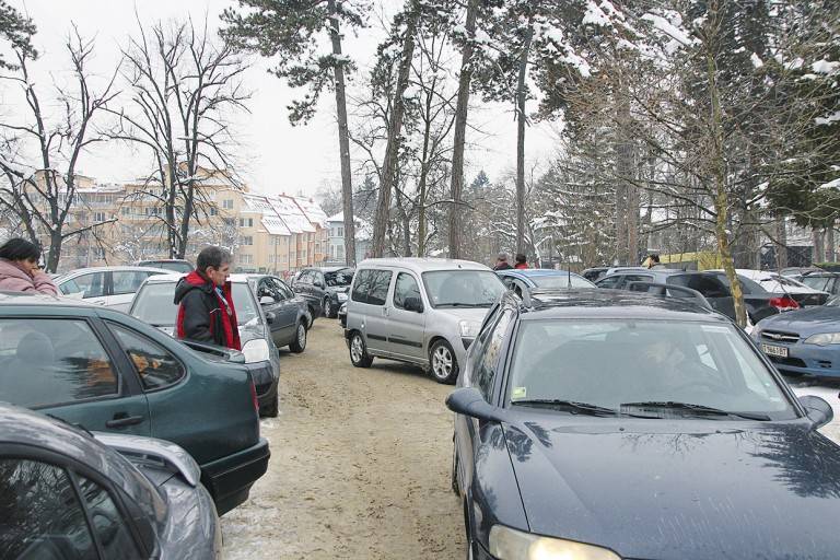 Пари и власт | Паркингът в Старо военно  училище става платен