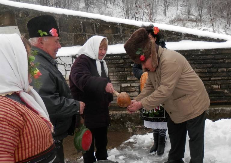 Обичаят “Иванови влачуги” показаха в село Караисен