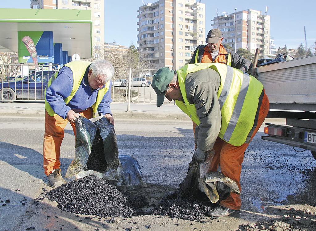 Дупките се пълнят със студена асфалтова смес. Напролет започва същинският ремонт на ул. “Магистрална”.