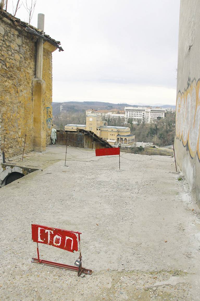 Старият град  се събаря