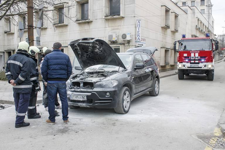 Крими | БМВ пламна в движение до  полицията във В. Търново