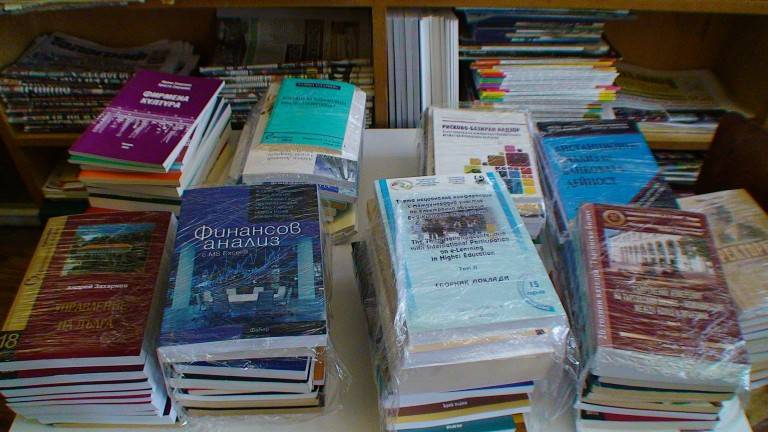 Свищов | Академично дарение от 160 книги  получи читалищната библиотека в Свищов