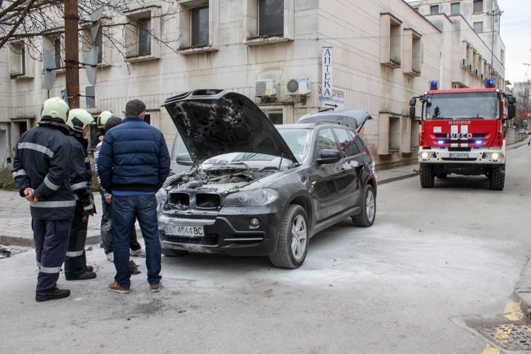 Горещи новини | БМВ пламна в движение  до Полицията във В.Търново