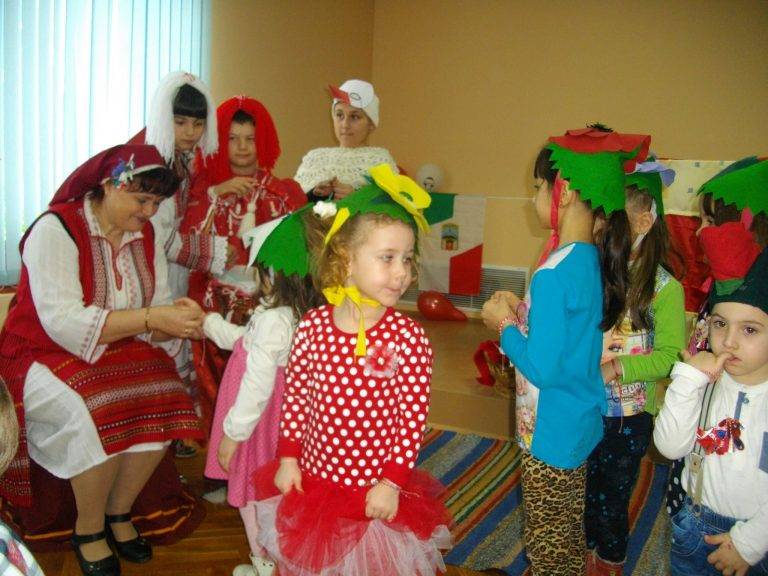 Деца от Лясковец посрещнаха Баба Марта със стометрова мартеница